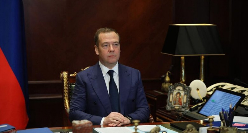 Медведев потребовал внедрить ИИ для укрепления обороны и боеспособности российской армии