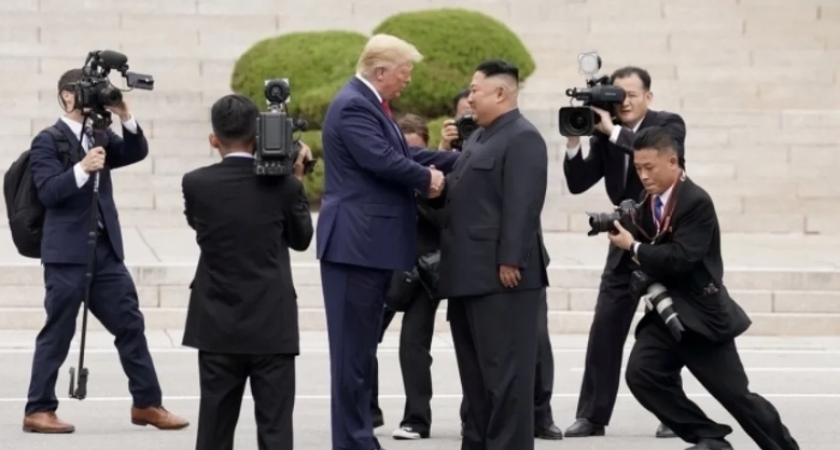Белый дом впервые заявил: Трамп встретится с Ким Чен Ыном без всяких условий