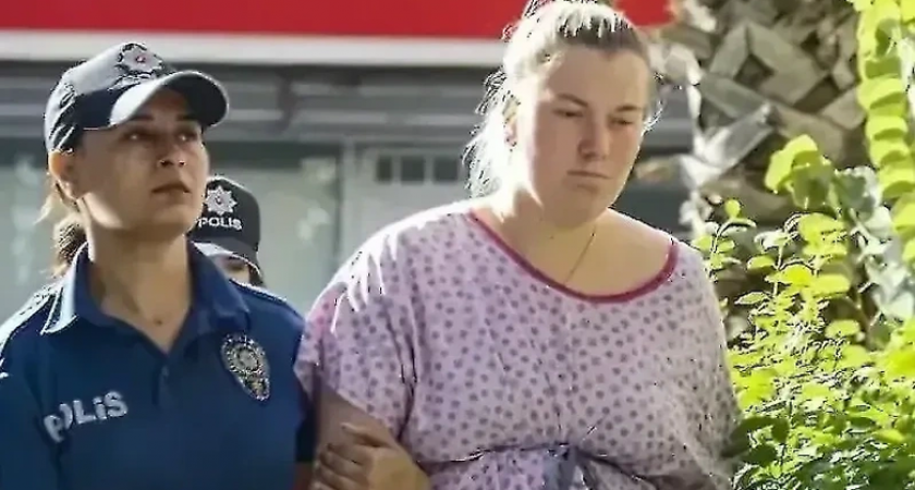 "Перерезала пуповину и переоделась": психолог разоблачила ложь 18-летней россиянки из аэропорта Антальи