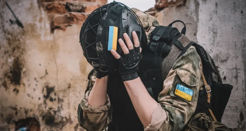 Военный ВСУ в женском сарафане пытался сбежать на велосипеде от российских подразделений