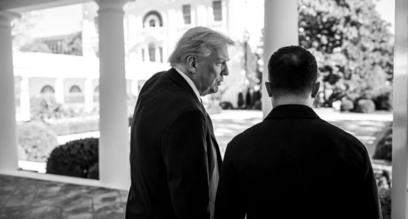 "Нам платят за боеприпасы и ракеты": министр Трампа пришёл к Зеленскому в галстуке-триколоре
