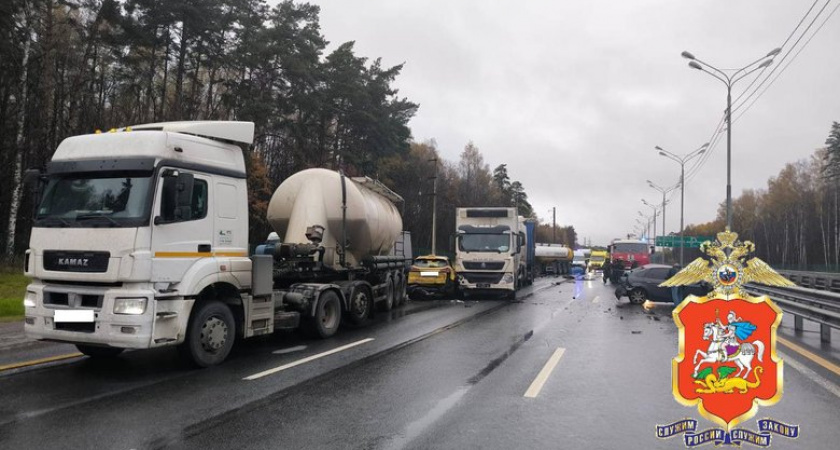 Фура протаранила пять машин на трассе М-2 "Крым": трое погибших, пострадали дети