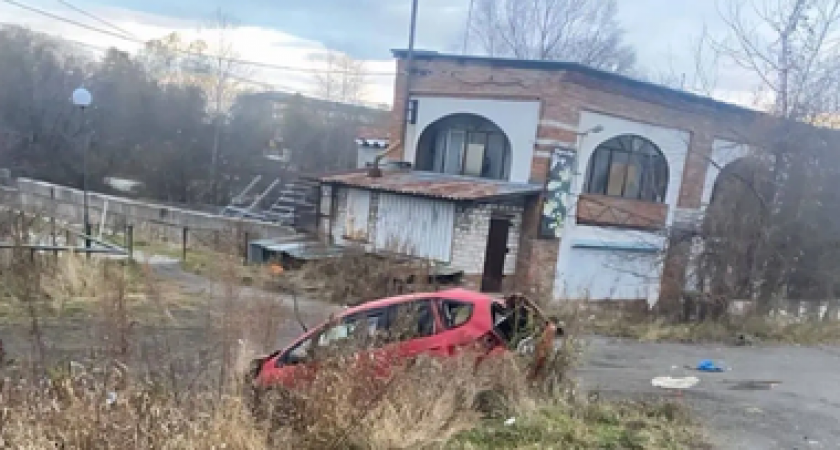 30-летний водитель Honda Fit погиб, вылетев через лобовое стекло после переворота в кювете