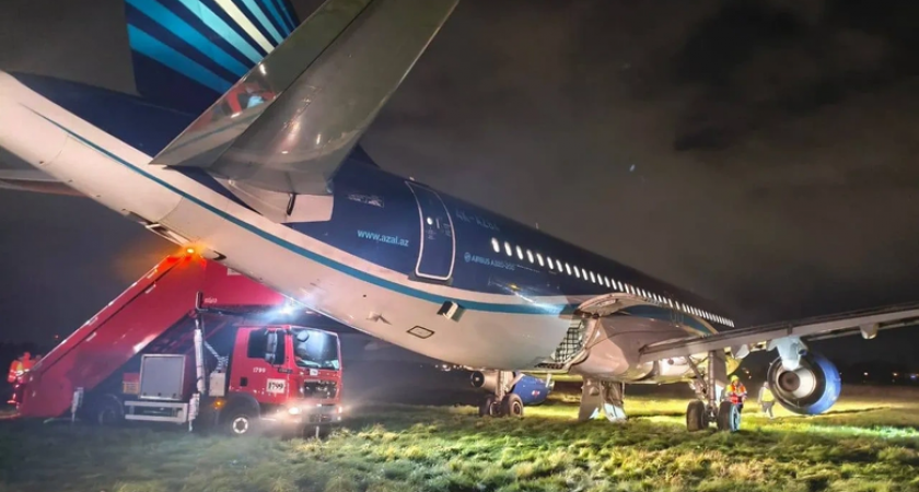 Самолёт AZAL выкатился за пределы полосы в Пулково после кружения над городом