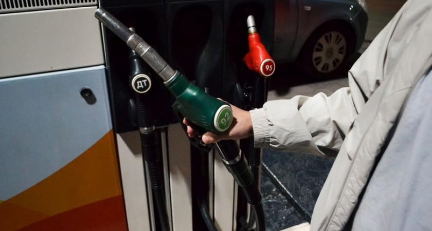 Нефтяникам предложили перерабатывать 40% добытого сырья: как власти борются с ростом цен на бензин