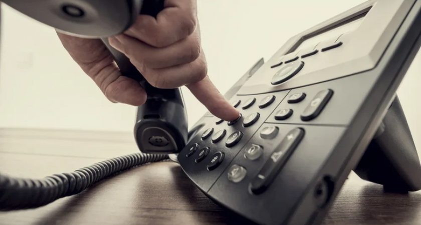 Депутат Боярский предложил отключить международную связь пенсионерам ради защиты от мошенников