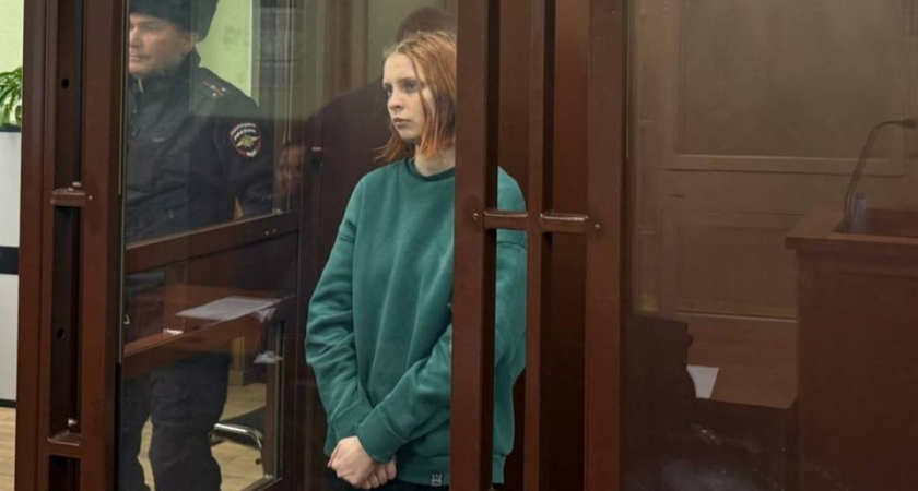 Бросила три бутылки с зажигательной смесью: суд арестовал тру-крайм блогершу за атаку на отдел полиции