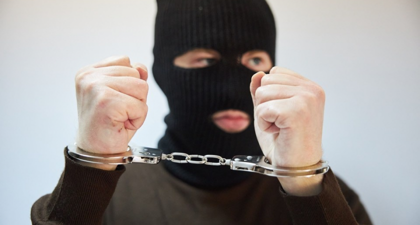 Грабитель передал записку с угрозой и ушел с 1,2 млн рублей из букмекерской конторы