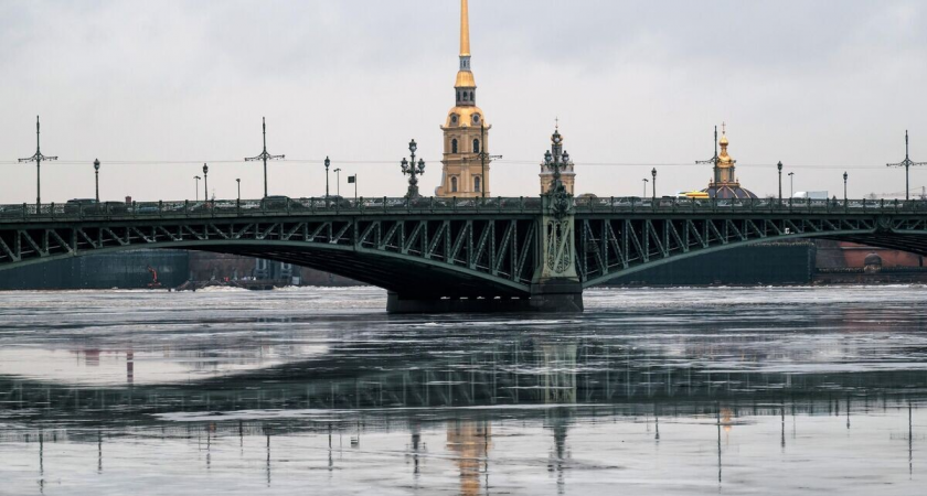 Воздушная тревога в Петербурге: МЧС приказало покинуть улицы из-за угрозы БПЛА