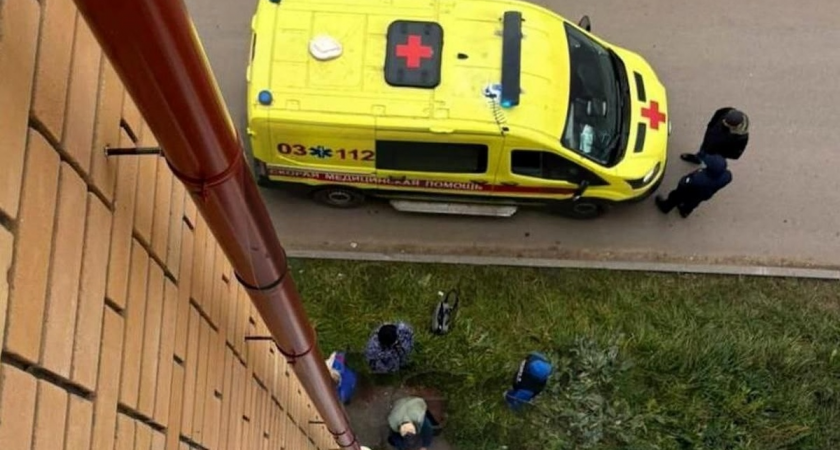 В Зеленодольске пятилетняя девочка вытолкнула младенца из окна четвертого этажа — малыш погиб