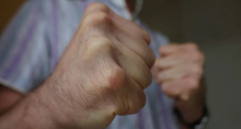 Ранее судимый 39-летний тюменец избил девушку за отказ познакомиться на улице Салманова