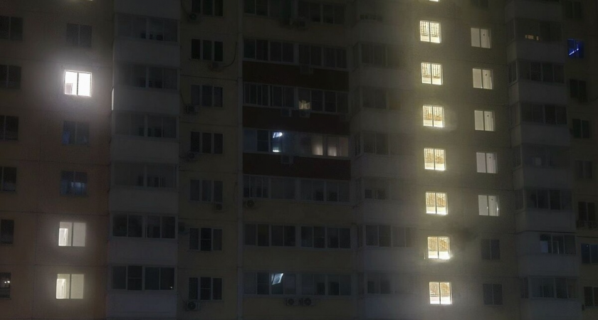 53-летняя гостья загадочно выпала с 5 этажа, пока соседи отвлеклись на минуту