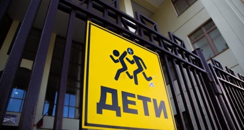 «Малоимущие» и «СВО»: в школьной столовой Азова детей рассадили по табличкам со статусом