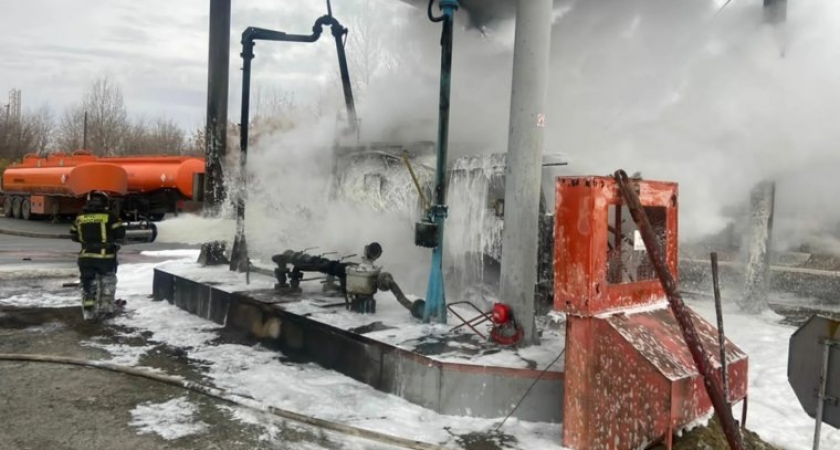 Бензовоз вспыхнул на АЗС в Челябинске: работник станции попал в больницу