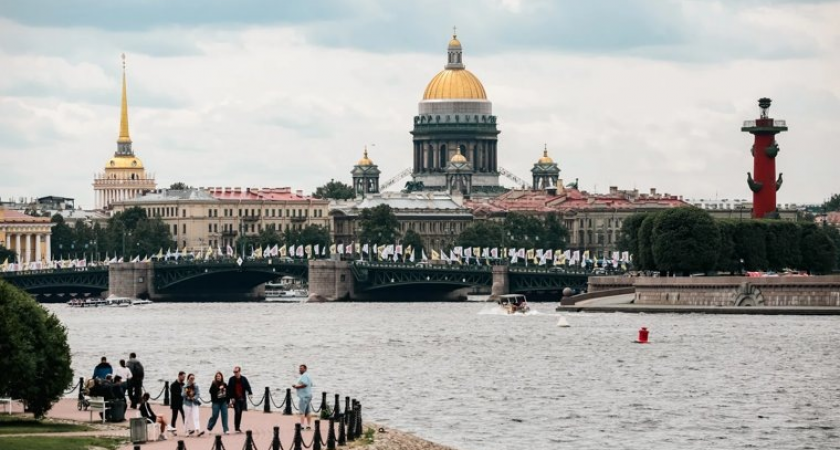 Упал с Дворцового моста: тело мужчины выловили из Невы у Кунсткамеры