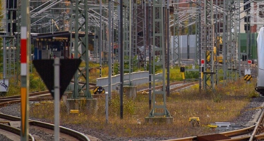 За 400 долларов и маску из «Бумажного дома»: пара подростков устроила теракт на железной дороге Петербурга