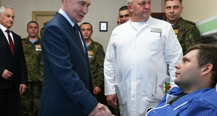 Путин встретился с бойцами СВО в госпитале имени Мандрыка в Москве