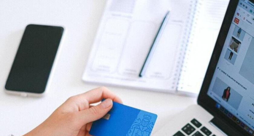Два типа атак на ваши карты: эксперт назвала ситуации, когда платить наличными безопаснее