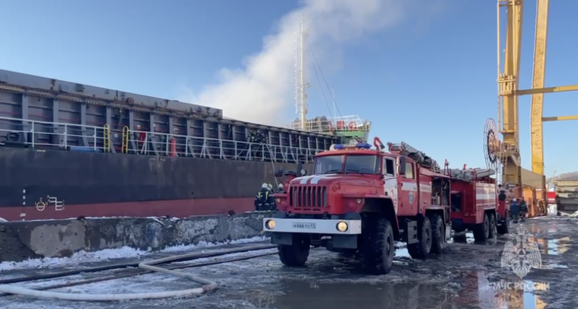 Пожар на судне у Камчатки: 45 спасателей борются с огнём на площади 100 кв.м