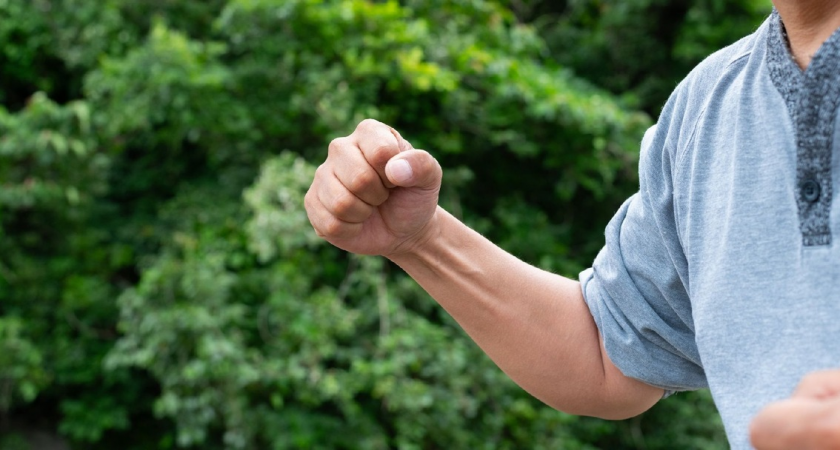 17-летний курянин нокаутировал женщину одним ударом и спокойно ушел, оставив на земле