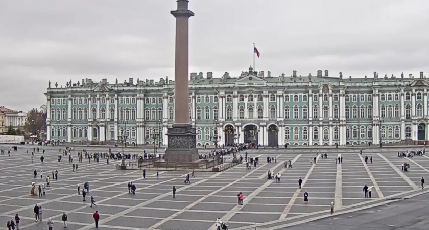 Очередь от Эрмитажа до Александровской колонны: студенты штурмуют музей в бесплатный четверг