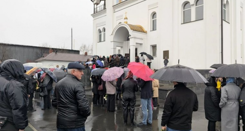 Женщине стало плохо у гроба сестер, которых пьяный водитель насмерть сбил в Ревде