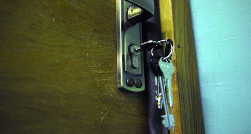 Беременная взяла кредиты на 9 млн за квартиру, но год не может выселить пенсионерку с баррикадами