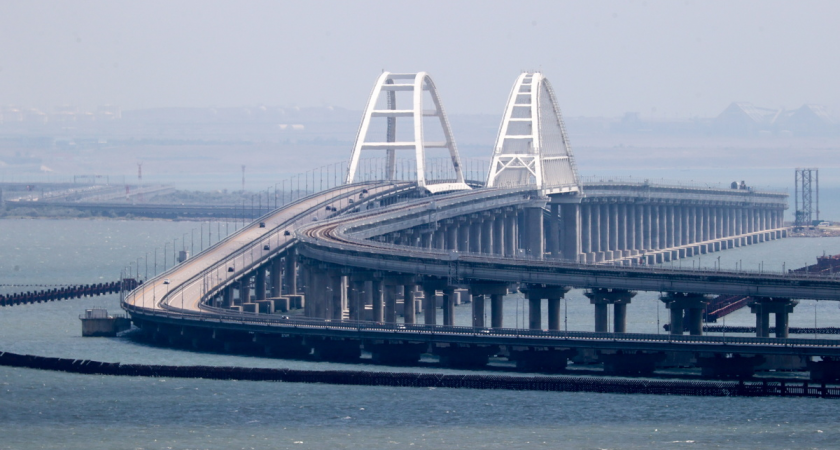 Электромобили и гибриды не пустят через Крымский мост с 3 ноября: введён запрет на 11-километровом участке