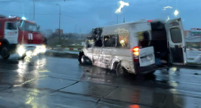 Трамвай, два маршрутных такси и легковушки: массовое ДТП на Пролетарском мосту в Туле унесло 4 жизни