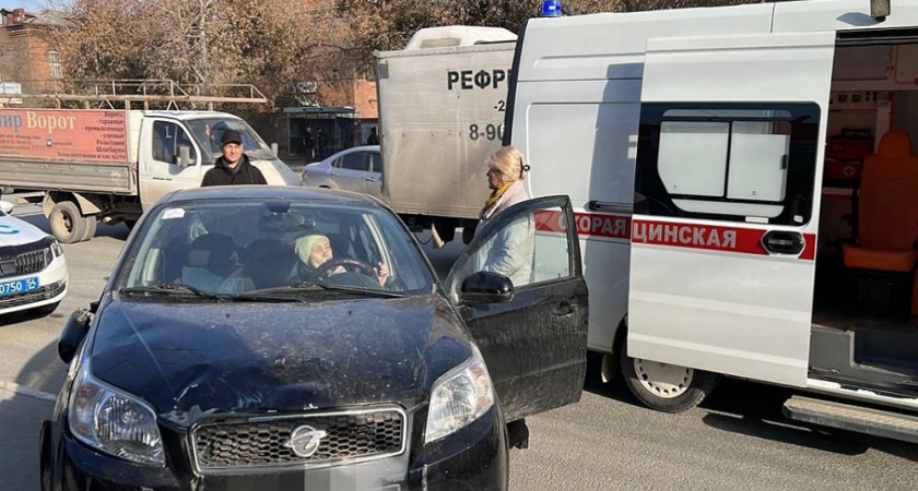 75-летняя водительница перепутала педали: Ravon влетел в остановку с женщинами и детьми