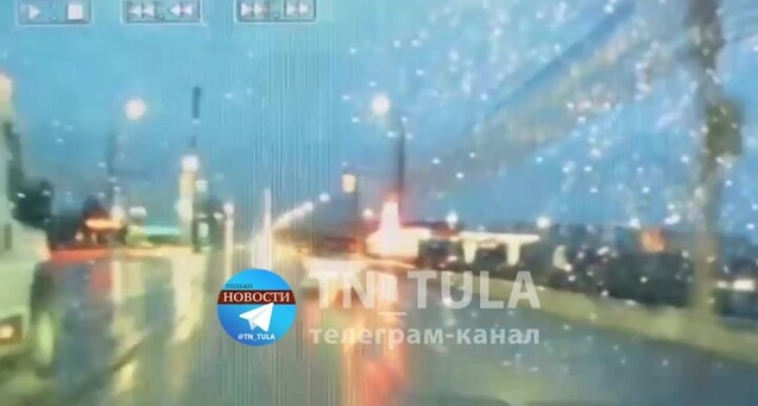 Трамвай сошел с рельс и попал под два маршрутных такси: видео смертельного ДТП в Туле