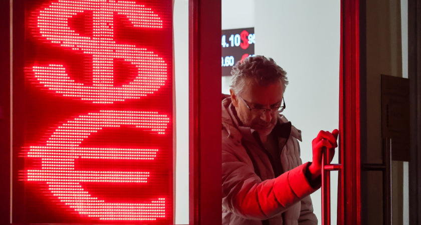 Рубль по 50 за доллар: ЦБ назвал сценарий обвала американской валюты