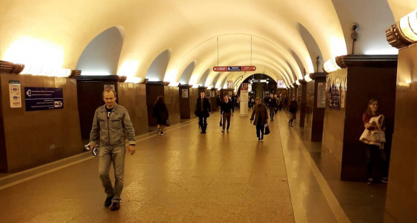 Человек упал на пути «красной» ветки: МЧС спустили в метро с носилками