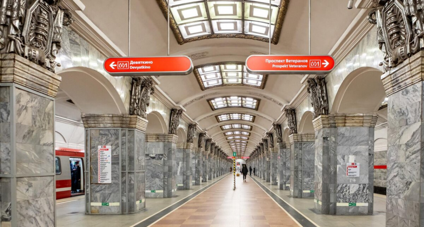 Красную линию метро Петербурга остановили из-за упавшего на рельсы пассажира