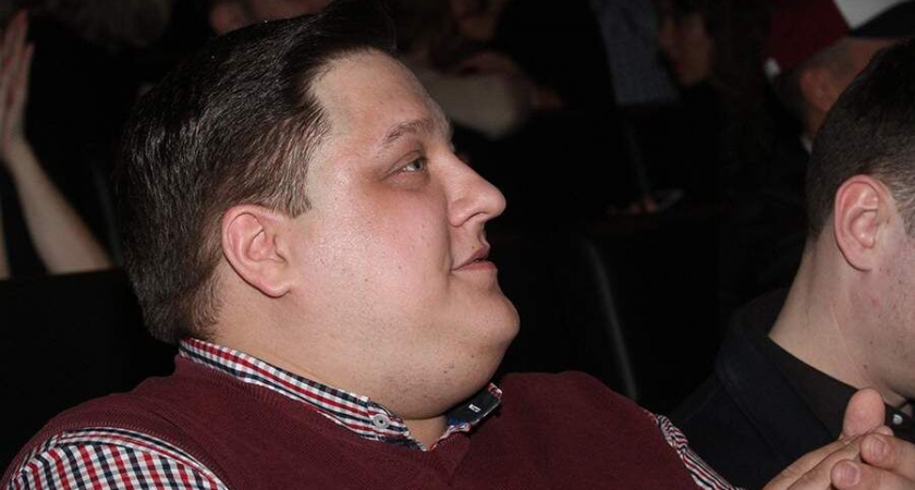 Трое детей и вдова проводили в последний путь Романа Попова: младшая дочь пряталась в объятиях матери