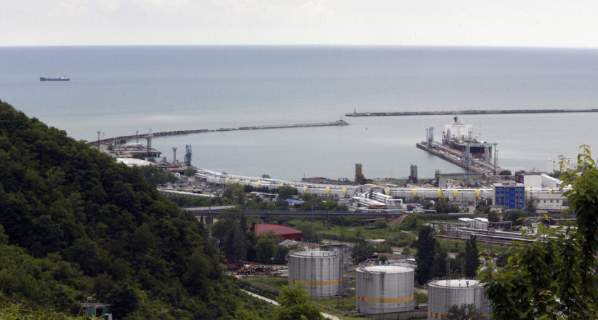 Обломки украинских БПЛА подожгли портовую инфраструктуру Туапсе: атака продолжается