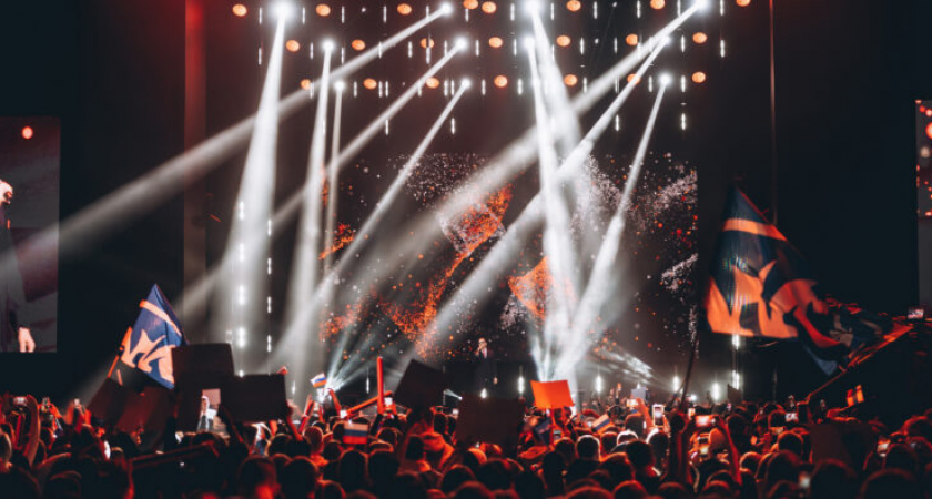 Рейв на «Ленфильме»: полуголые гости простояли полтора часа в очереди на вечеринку Kontrkult