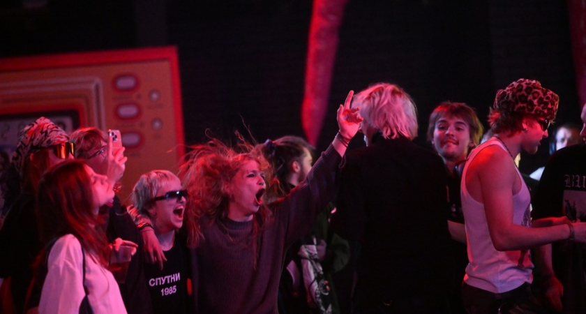 Рейв с полуголыми гостями на «Ленфильме»: очередь на полчаса и жёсткий фейс-контроль