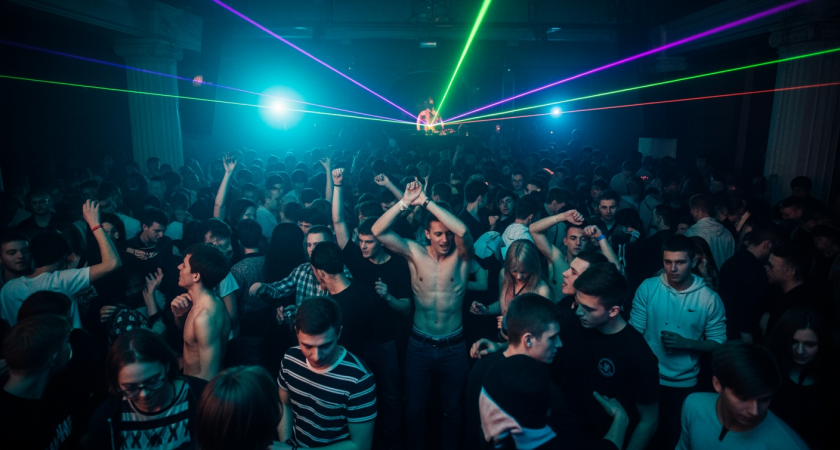 Рейв-вечеринка Kontrkult на «Ленфильме»: топлес-танцы и полуторачасовые очереди на техно-показ
