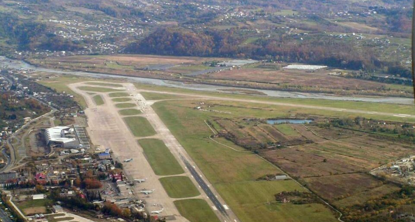 Ночь на матрасах в аэропорту: 20 рейсов из Сочи задержаны на 11 часов после атаки БПЛА