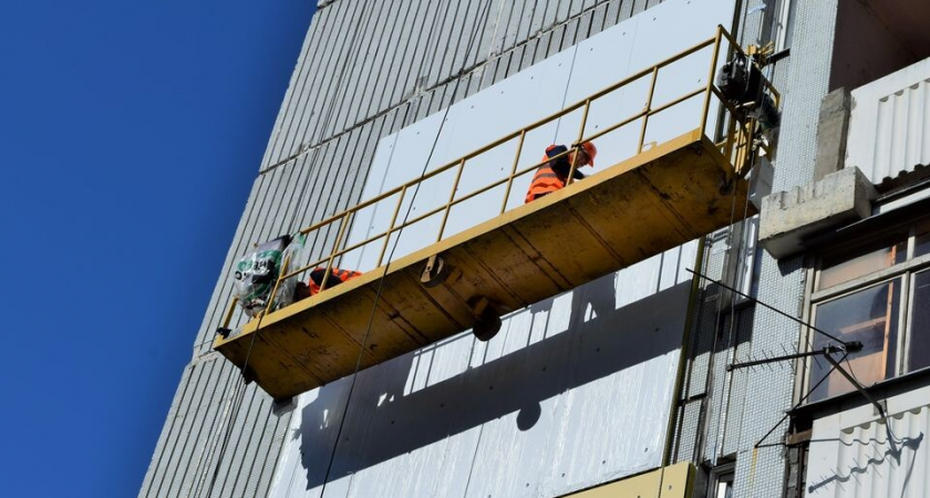 Оборвался трос: люлька с рабочими рухнула между 10-м и 11-м этажами на Чаломея