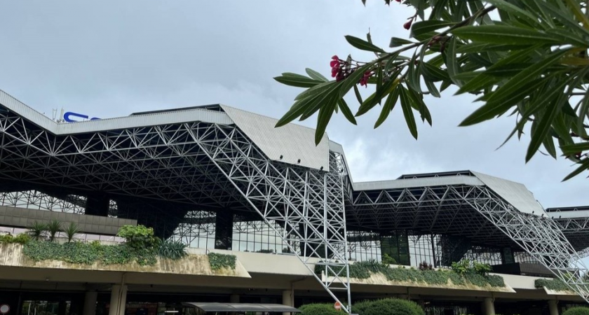 После атаки дронов на аэропорт Сочи пассажиры 17 рейсов спали на надувных матрасах