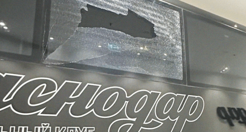 Камень в стекло: автобус «Спартака» атаковали по дороге на матч с «Краснодаром»