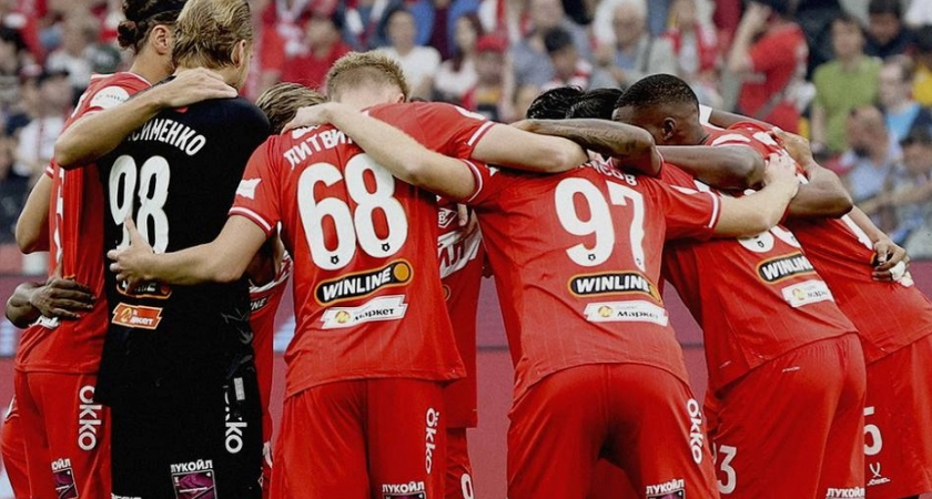 Разбитое стекло и неизвестный предмет: автобус «Спартака» атакован по дороге на «Ozon Арену»