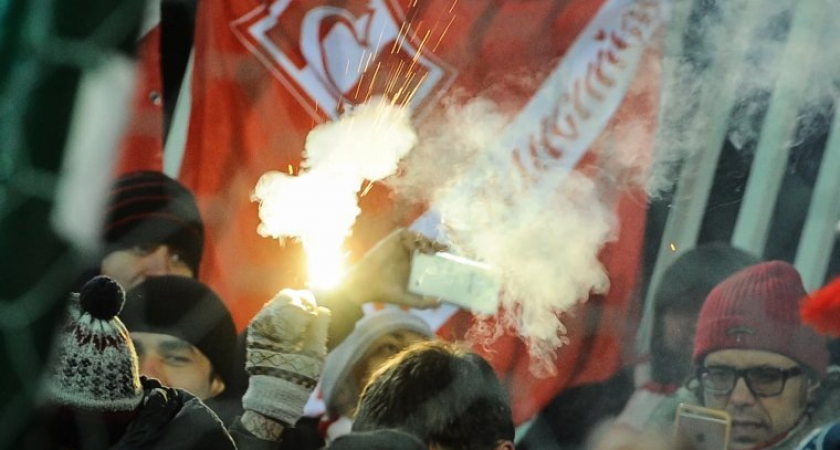 Неизвестный разбил стекло автобуса «Спартака» с футболистами перед матчем в Краснодаре