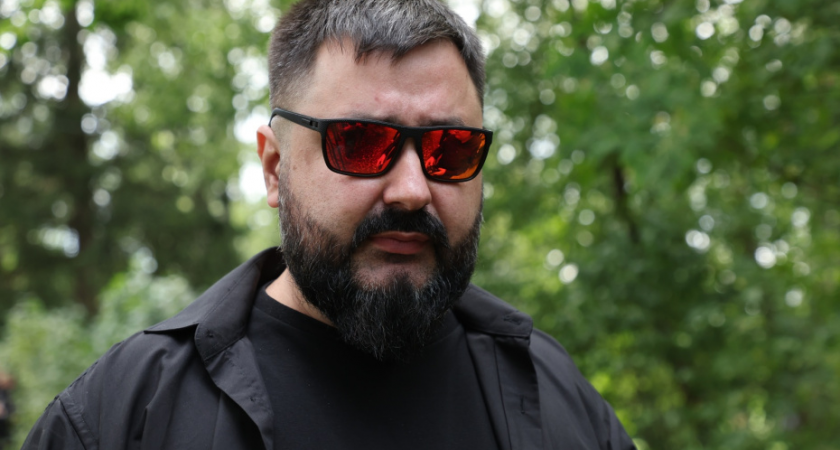 «Регулярно даю концерты в зоне СВО»: рэпер Апачев ответил Хинштейну на критику выступления в «БАРС-Курск»