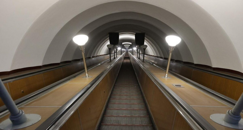 Пассажира извлекли из-под состава на «красной» ветке: движение парализовано до «Проспекта Ветеранов»