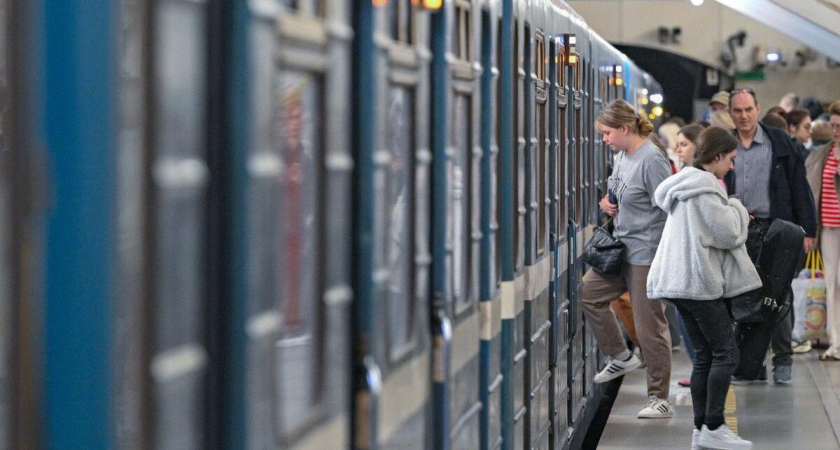 Красную ветку метро Петербурга парализовало из-за пассажира на путях: движение восстановлено