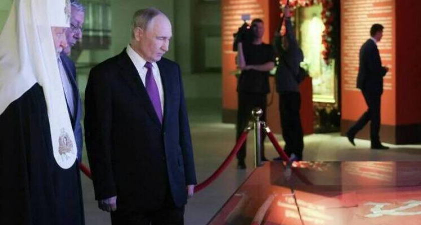 Путину показали Знамя Победы над Рейхстагом 1945 года и «План Барбаросса» в Манеже