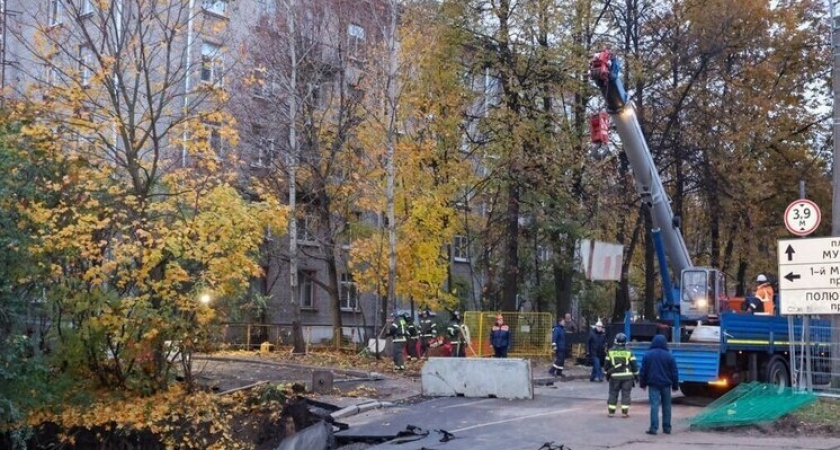 Эвакуированные из-за просадки грунта жители возвращаются домой с «Водоканалом» и актом об отсутствии претензий